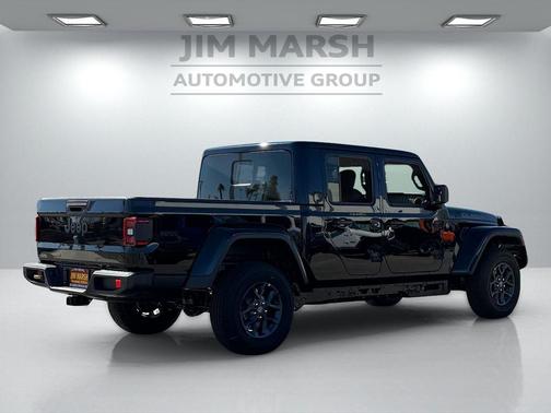 Black Clearcoat 2026 Jeep Gladiator 85th Anniversary Edition