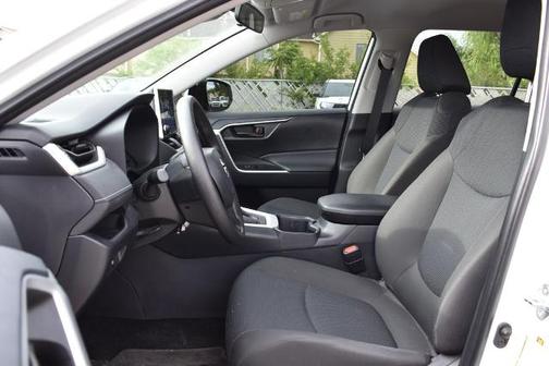 Ice 2025 Toyota RAV4 LE