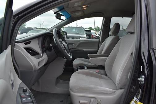 2016 Toyota Sienna LE