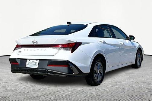 White 2024 Hyundai ELANTRA SE