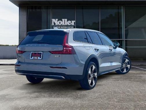 Metallic 2024 Volvo V60 Cross Country B5 PLUS