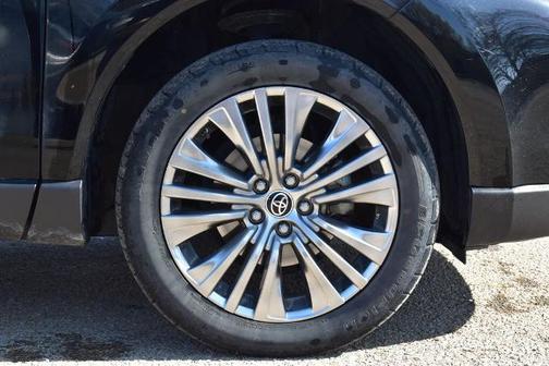 Black 2022 Toyota Venza XLE