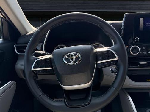 Midnight Black Metallic 2023 Toyota Highlander L