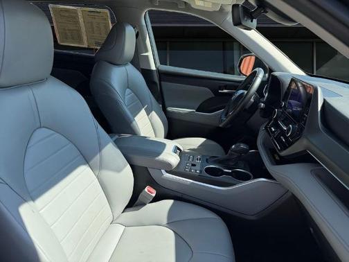 Midnight Black Metallic 2023 Toyota Highlander L