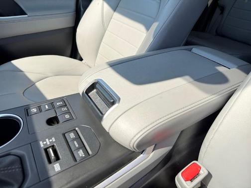 Midnight Black Metallic 2023 Toyota Highlander L