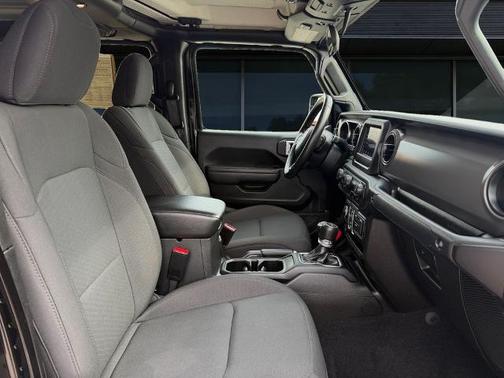 Black Clearcoat 2022 Jeep Gladiator SPORT