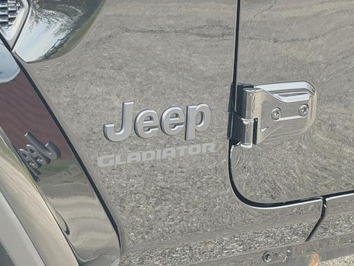 Black Clearcoat 2022 Jeep Gladiator SPORT