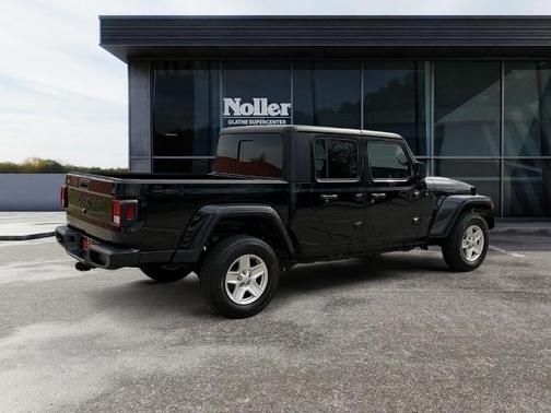 Black Clearcoat 2022 Jeep Gladiator SPORT