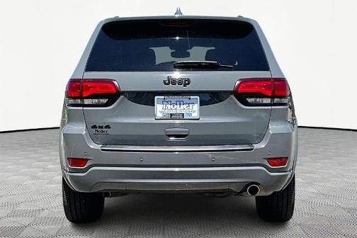Sting Gray Clearcoat 2022 Jeep Grand Cherokee LAREDO