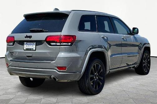 Sting Gray Clearcoat 2022 Jeep Grand Cherokee LAREDO