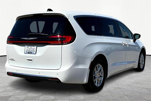 2024 Chrysler Pacifica Touring