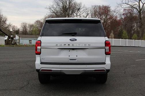 OXFORD WHITE 2024 Ford Expedition XLT