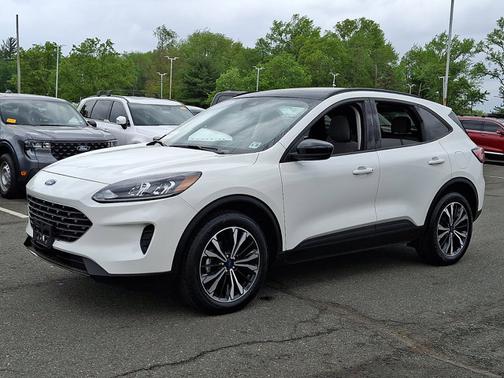 STAR WHITE METALLIC TRI-COA 2022 Ford Escape SE