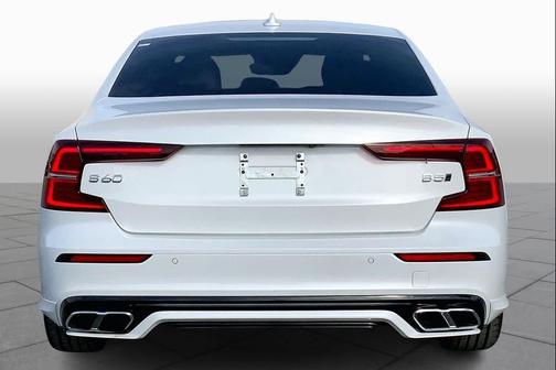 2022 Volvo S60 T5 R-Design