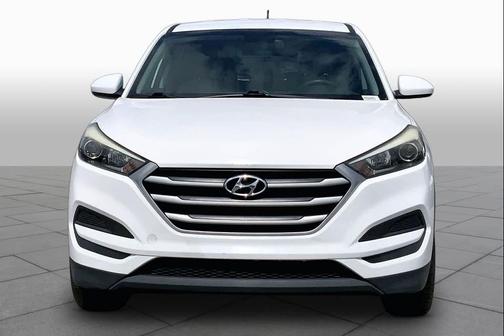 Dazzling White 2017 Hyundai TUCSON SE