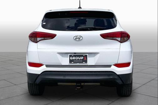 Dazzling White 2017 Hyundai TUCSON SE