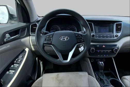 Dazzling White 2017 Hyundai TUCSON SE