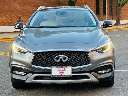 2017 INFINITI QX30 Premium