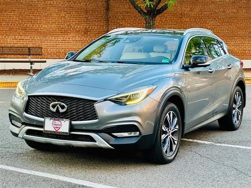 2017 INFINITI QX30 Premium