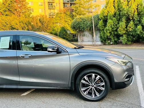 2017 INFINITI QX30 Premium