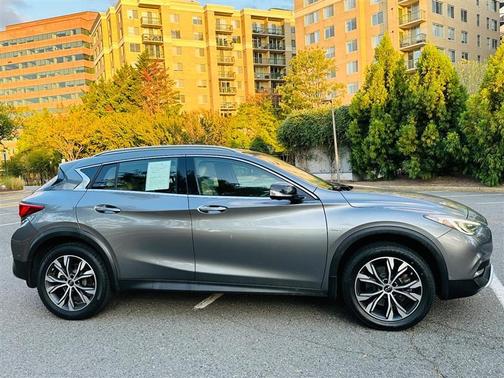 2017 INFINITI QX30 Premium