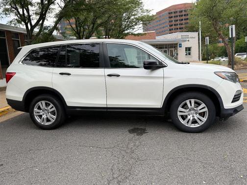 White 2018 Honda Pilot LX