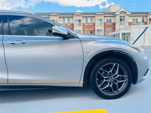 2017 INFINITI QX30 Premium