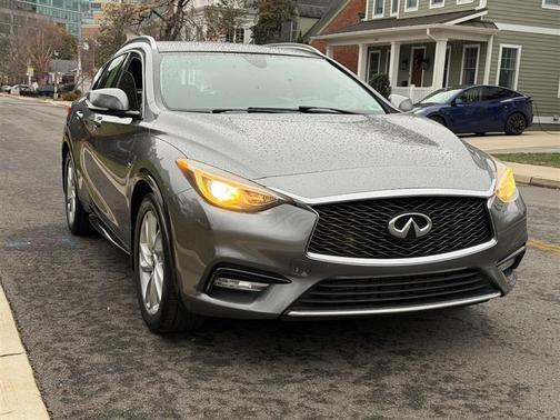 2017 INFINITI QX30 Premium
