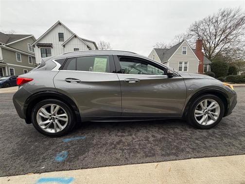 2017 INFINITI QX30 Premium