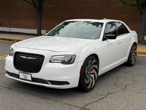 White 2019 Chrysler 300 Touring