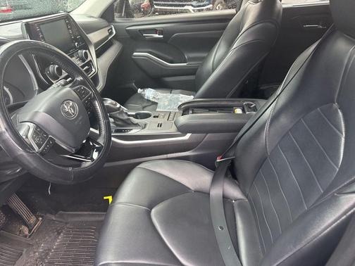 Midnight Black Metallic 2020 Toyota Highlander Hybrid XLE