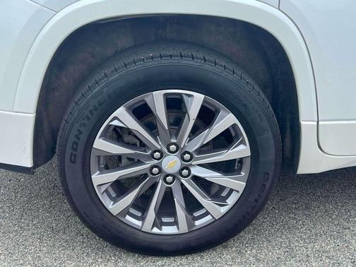 Iridescent Pearl Tricoat 2023 Chevrolet Traverse Premier