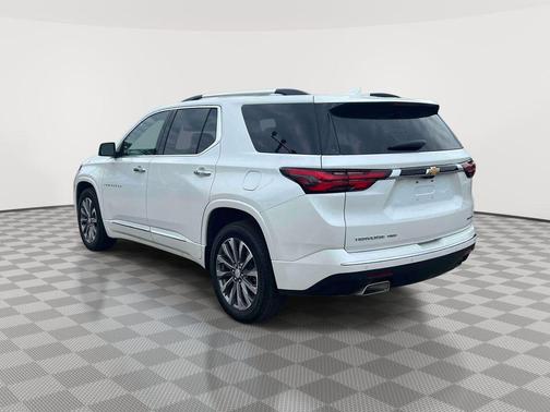 Iridescent Pearl Tricoat 2023 Chevrolet Traverse Premier