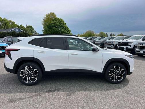 Summit White 2026 Chevrolet Trax 2RS