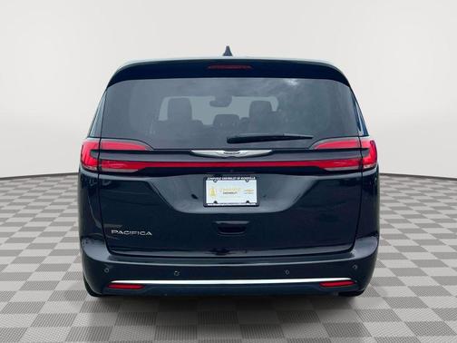 Brilliant Black Crystal Pearlcoat 2023 Chrysler Pacifica Touring-L