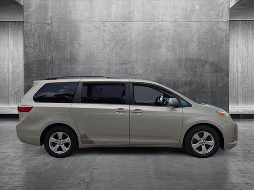 2016 Toyota Sienna LE