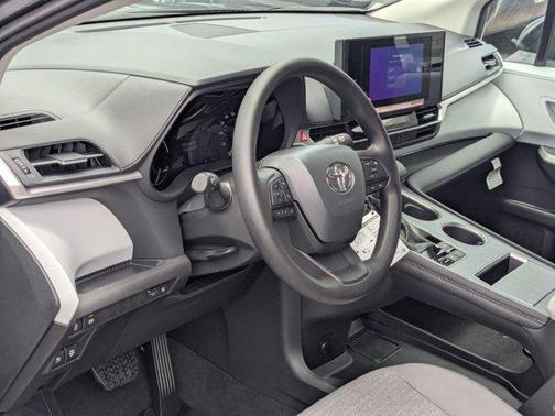 2025 Toyota Sienna LE