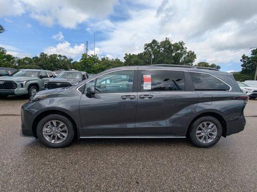 2025 Toyota Sienna LE