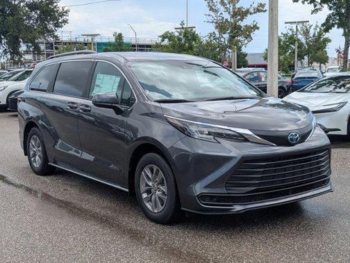 2025 Toyota Sienna LE