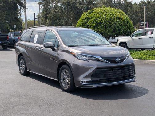 2023 Toyota Sienna XLE 8 Passenger