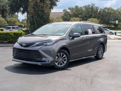 2023 Toyota Sienna XLE 8 Passenger