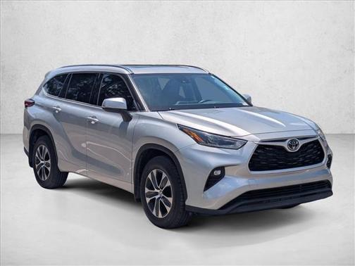Celestial Silver Metallic 2021 Toyota Highlander XLE