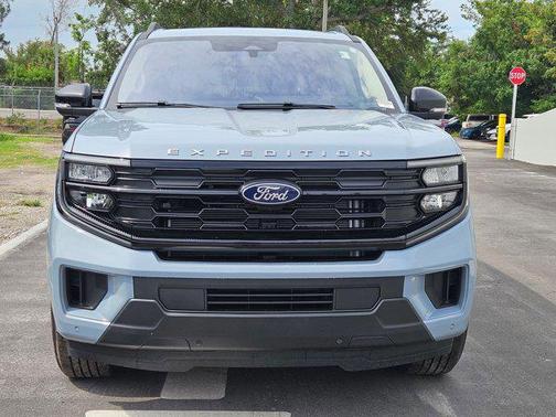 Glacier Gray Metallic TriCoat 2025 Ford Expedition Active