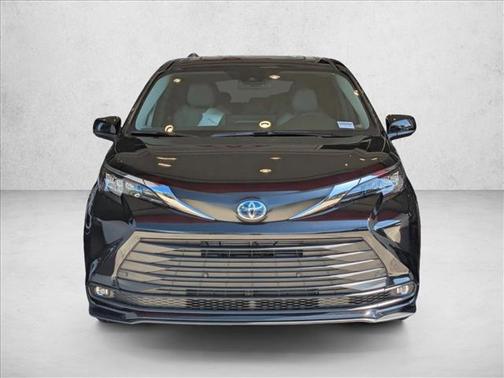 2025 Toyota Sienna XLE 8 Passenger
