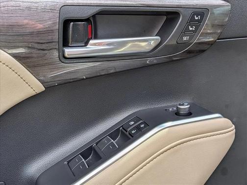 2023 Toyota Highlander Hybrid Platinum