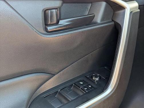 Ice Cap 2024 Toyota RAV4 LE