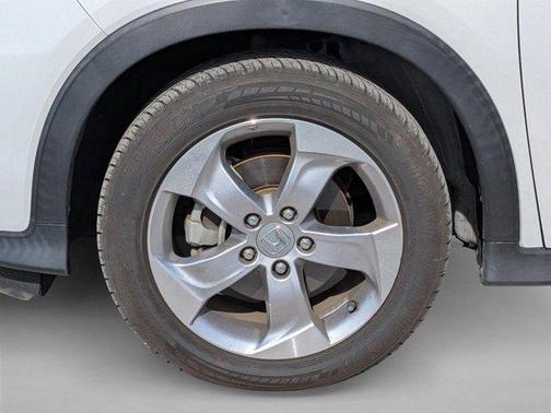 Platinum White Pearl 2019 Honda HR-V LX