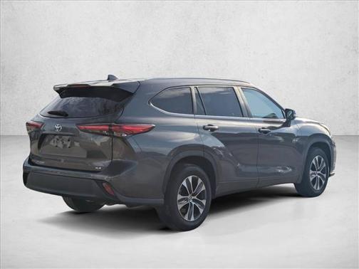Celestial Silver Metallic 2023 Toyota Highlander XLE