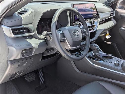 Wind Chill Pearl 2026 Toyota Highlander XSE