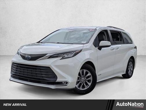 Blizzard Pearl 2021 Toyota Sienna XLE 7 Passenger